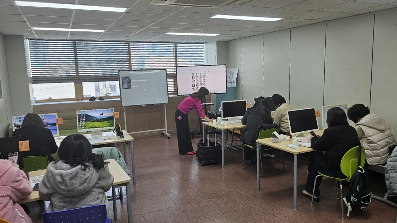 컴퓨터 교실에서 수강생들이 디지털 수업을 듣는 ORA EDU 교육 현장