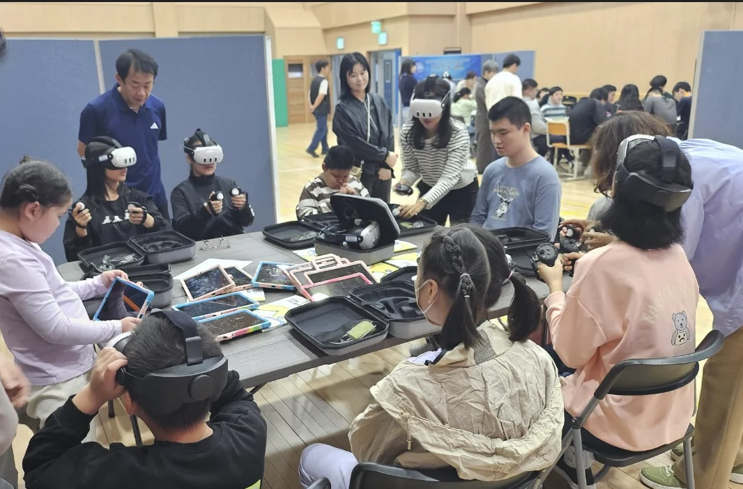 ORA EDU 키트로 학생들이 VR 기기와 태블릿 코딩 실습을 하는 수업 현장